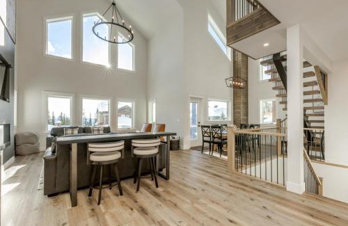 Big White Ski Resort House | The White Pearl - Amazing Luxury Chalet with Mountain Views