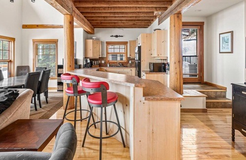 Snow Pine Estates Ski Chalet | The White Room | Priv. Hot Tub & Ski In/Ski Out