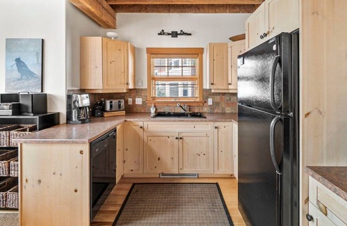 Snow Pine Estates Ski Chalet | The White Room | Priv. Hot Tub & Ski In/Ski Out