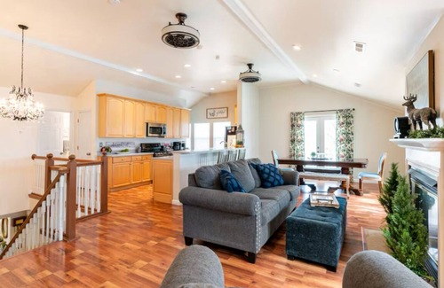 St. Charles House | The Wild Rose ~ A Custom Glam Cottage with Theater! In Historic Old St Charles