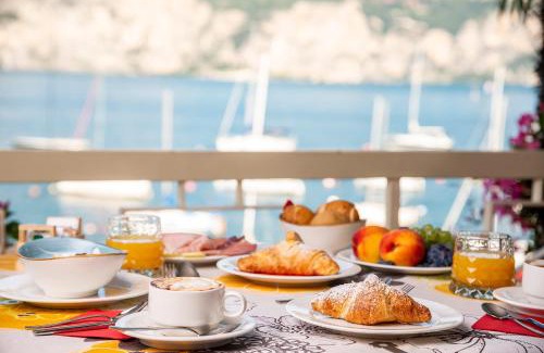 Assenza Apartment | The window on the lake