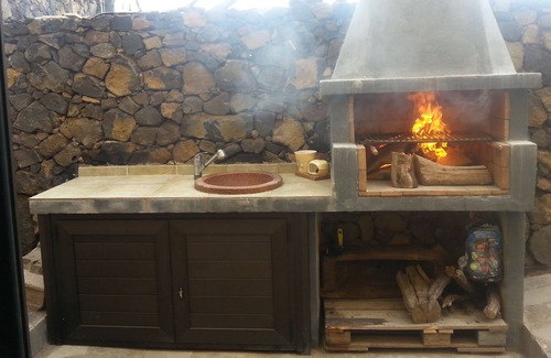 Los Llanillos House | The winery Tranquility, rest, good weather and beautiful sea views.