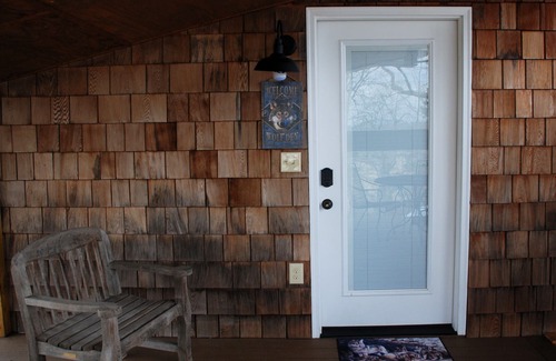 Dandridge Apartment | "The Wolf Den" - Lakefront suite with mountain views