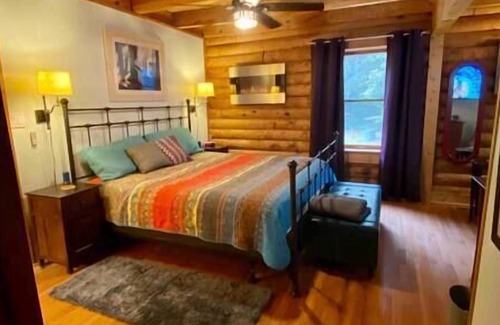 Zuni House | The Woodlands Private, peaceful, secluded log home