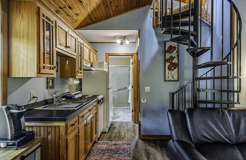Eureka Springs Historic District Cabin | The Woods Cabins