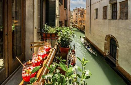 Castello Apartment | The Yacht House Canal View