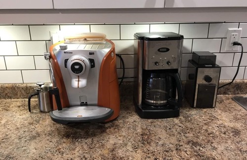 Ladysmith Apartment | The Yellow House offers an ocean view fully furnished modern suite.