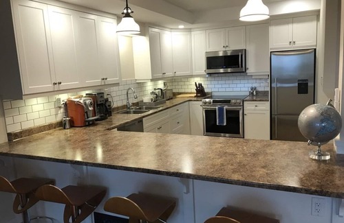 Ladysmith Apartment | The Yellow House offers an ocean view fully furnished modern suite.