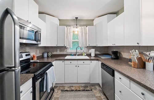 Bancroft House | Theater - Firepit & BBQ - Life Size Games