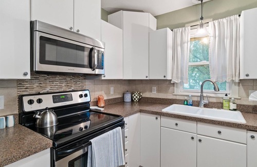 Bancroft House | Theater - Firepit & BBQ - Life Size Games