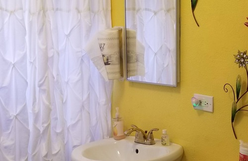 San Bernardino House | 🏡"theBedroom" Bed and Bath is a Unique and Elegant Cozy Oasis. Sleeps 8