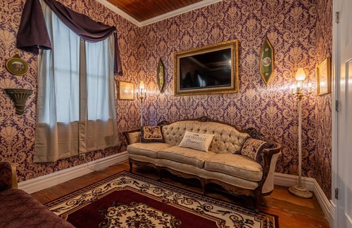 Marthasville Bed & Breakfast | TheOutPostInn Bed&Breakfast - The Purple Victorian