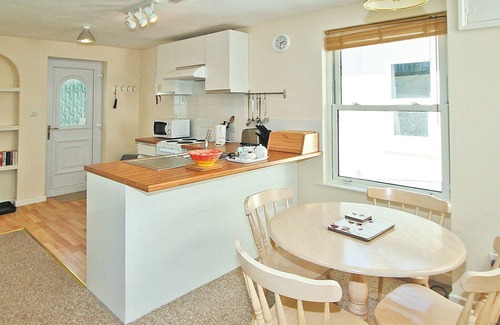 Torquay Cottage | There’s plenty to do here to make Poppy an ideal romantic getaway.