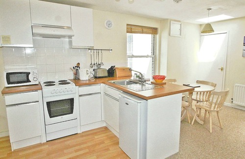 Torquay Cottage | There’s plenty to do here to make Poppy an ideal romantic getaway.