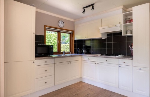 Municipality of Harderwijk House | These wooden chalets are spacious and offer great convenience and comfort, and have a surface area of about 75 m². They are suitable for 4 people, are detached, and nicely decorated. In the living room you will find the seating- and dining area.