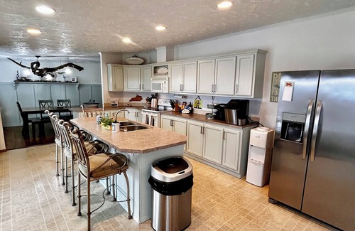 Albany House | tHidden Gem on Dale Hollow Lake– Breathtaking Views & Spacious, Secluded Comfort