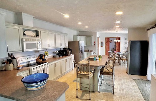 Albany House | tHidden Gem on Dale Hollow Lake– Breathtaking Views & Spacious, Secluded Comfort