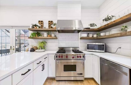 West Town Apartment | This apartment is a 4 bedroom(s), 3 bathrooms, located in Chicago, IL.