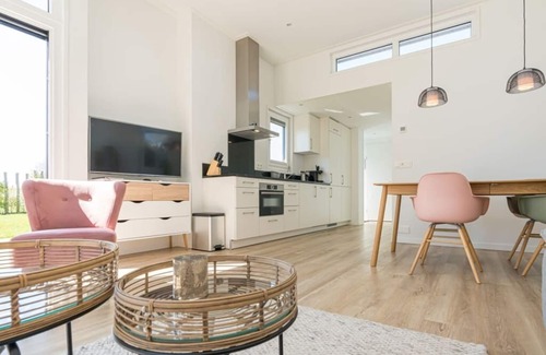 Burgh-Haamstede House | This attractive chalet is located on a spacious plot and is suitable for 4 people. The garden, laid