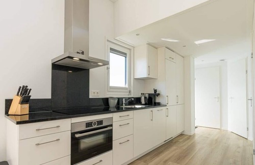 Burgh-Haamstede House | This attractive chalet is located on a spacious plot and is suitable for 4 people. The garden, laid