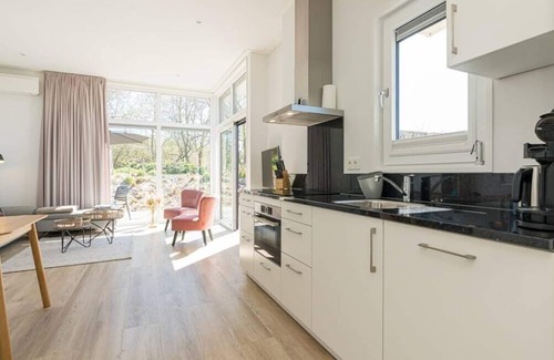 Burgh-Haamstede House | This attractive chalet is located on a spacious plot and is suitable for 4 people. The garden, laid