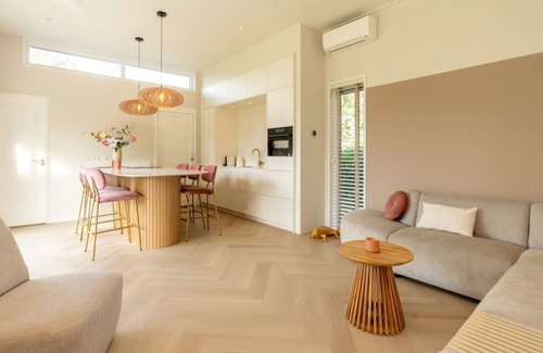 Burgh-Haamstede House | This chalet is the icing on the cake. Take a quick look inside! With a see-through fireplace, cookin