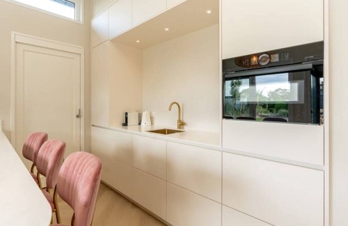 Burgh-Haamstede House | This chalet is the icing on the cake. Take a quick look inside! With a see-through fireplace, cookin