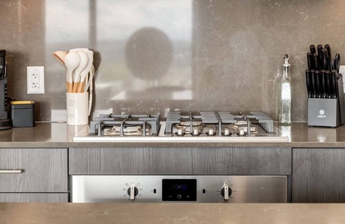 Eau Claire Condo | This condominium is a 3 bedroom(s), 2 bathrooms, located in Calgary, AB.