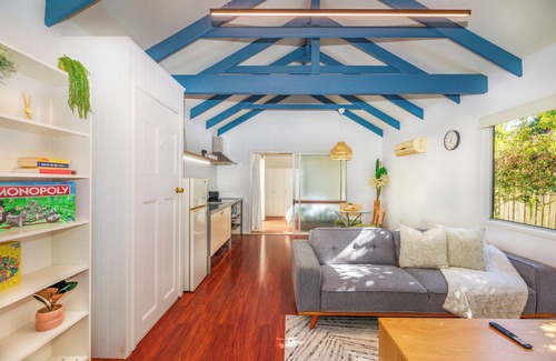 Eagle Heights Cottage | This Cosy one Bedroom Studio is Located 2 Minutes From the Heart of Galley Walk!