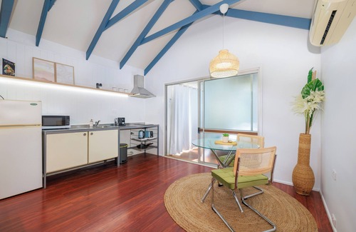 Eagle Heights Cottage | This Cosy one Bedroom Studio is Located 2 Minutes From the Heart of Galley Walk!