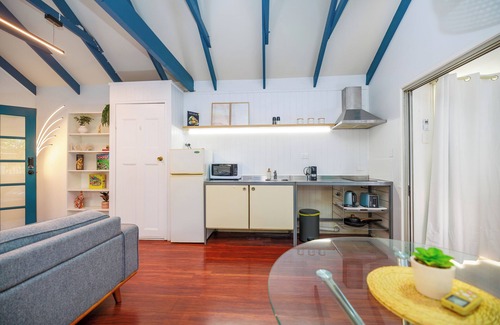 Eagle Heights Cottage | This Cosy one Bedroom Studio is Located 2 Minutes From the Heart of Galley Walk!