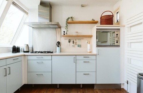 Ouddorp House | This cozy bungalow offers the perfect mix of tranquility and comfort in a green setting. The ideal place for a relaxing holiday near the beach.