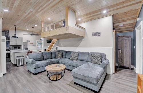 Pocono Lake House | This house is a 2 bedroom(s), 1 bathrooms, located in Tobyhanna Township, PA.