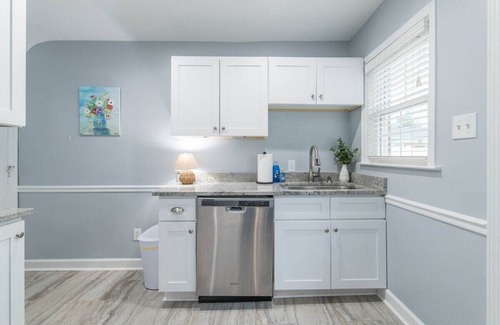 Fairway House | This house is a 6 bedroom(s), 2.5 bathrooms, located in Lexington, KY.