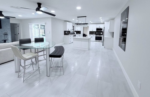 Bloomingdale House | This is it: Red Door Vacay House in Delightful Brandon with Game Room and Pool