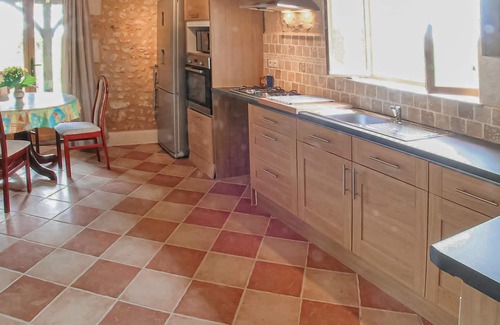 Montignac-le-Coq House | This little jewel shines on a hill in the hamlet of Servolle.