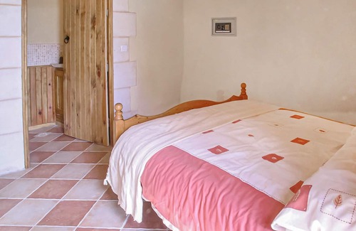 Montignac-le-Coq House | This little jewel shines on a hill in the hamlet of Servolle.