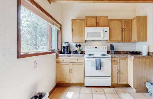 Sedona House | This loft style home is a perfect romantic getaway! Near to shopping and hiking!