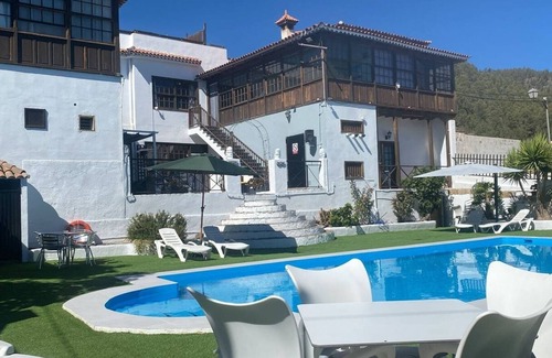 Vilaflor Apartment | This room is a bunk room with two single bunk beds. The bathroom and showers are shared with the two other bunk rooms . The room has a great view of the village square.