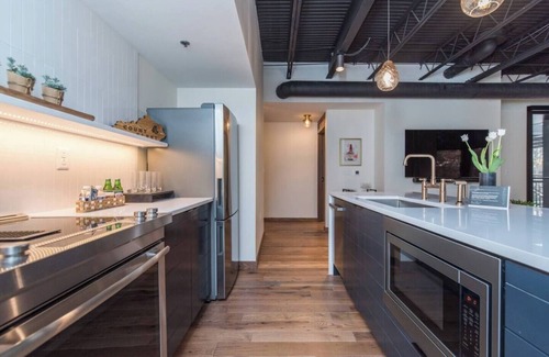 Downtown Apartment | This serviced apartment is a 2 bedroom(s), 2 bathrooms, located in Lexington, KY.