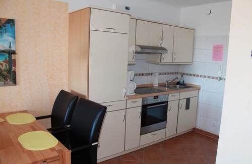 Holm Apartment | This west-facing apartment with 40 m² of living space is located on the 5th floor of Haus Eckernförde. A large cupboard bed and a bunk bed in the separate bedroom offer space for a maximum of 4 people. The fitted kitchen is completely.