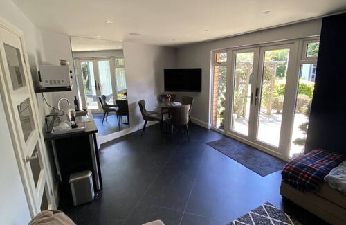 Hemel Hempstead House | Thistle Lodge - Quiet Garden Lodge with off road parking