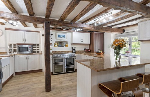 Combeinteignhead Cottage | Thorn Cottage. A quaint 300 year old cottage in a rural village. Dog friendly