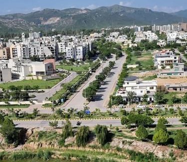 Hassan Abdal Apartment | Three Bed Attached Bath Netflix Wifi Smart TV Parking WFH Desk Near Airport