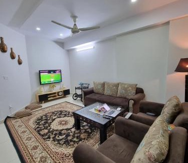 Hassan Abdal Apartment | Three Bed Attached Bath Netflix Wifi Smart TV Parking WFH Desk