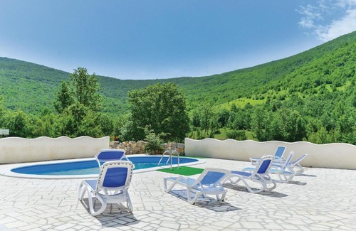 Municipality of Gracac House | Three-Bedroom Holiday Home in Gracac