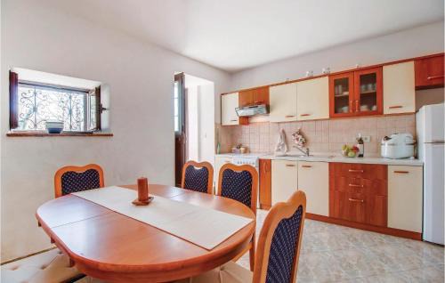 Cres House | Three-Bedroom Holiday Home In Dragozetici