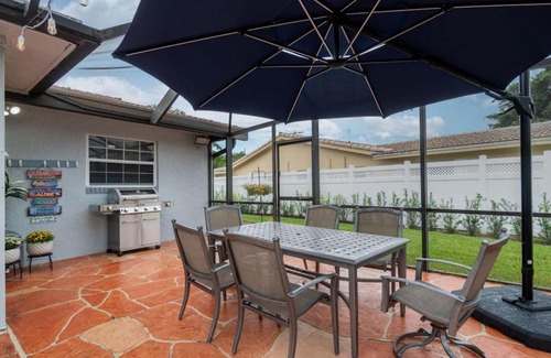 Coral Springs House | Three Bedroom Pool Home with Modern Interior Design