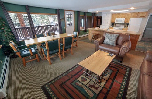 Estes Park Ski Chalet | Three Bedroom with Spacious Living room, Dining Room, and Deck
