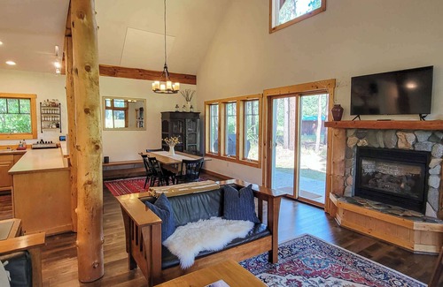 Mazama Cabin | Three Girls Cabin - meadow side cabin in Mazama